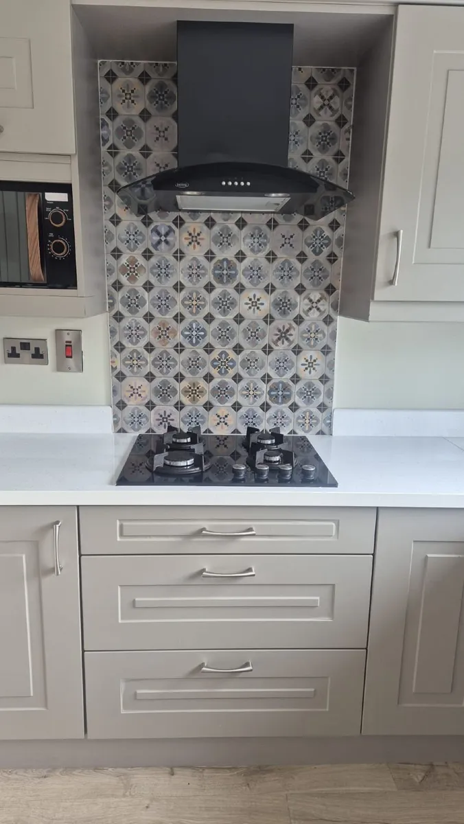 Gas cooking hob and extraction fan - Image 2