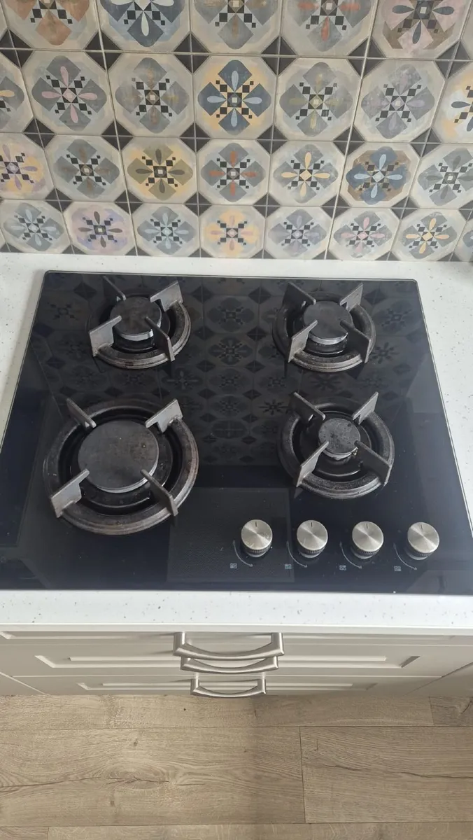 Gas cooking hob and extraction fan - Image 1