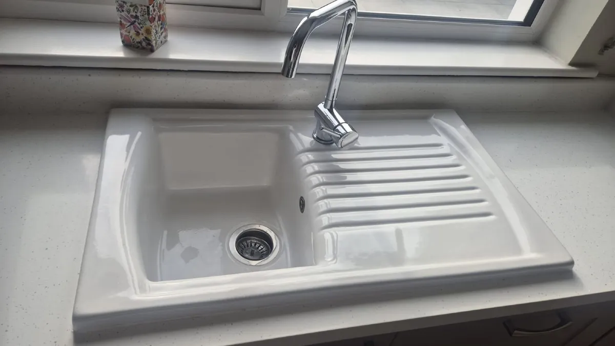 White porcelain sink - Image 1
