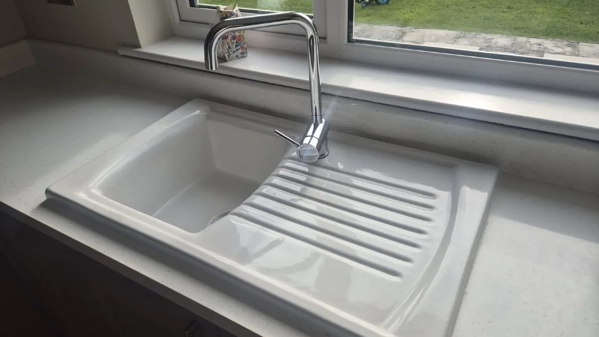 White porcelain sink - Image 2