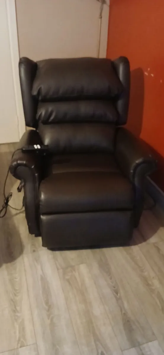 Hydraulic lifting chair