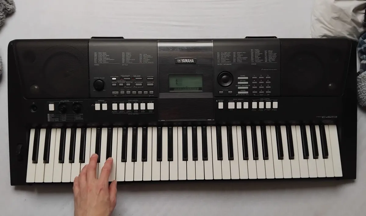 Yamaha Keyboard psr e423 - Great condition - Image 2