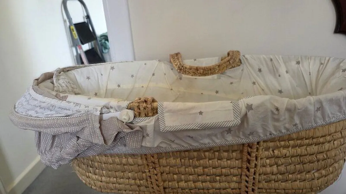 Moses basket and stand - Image 1