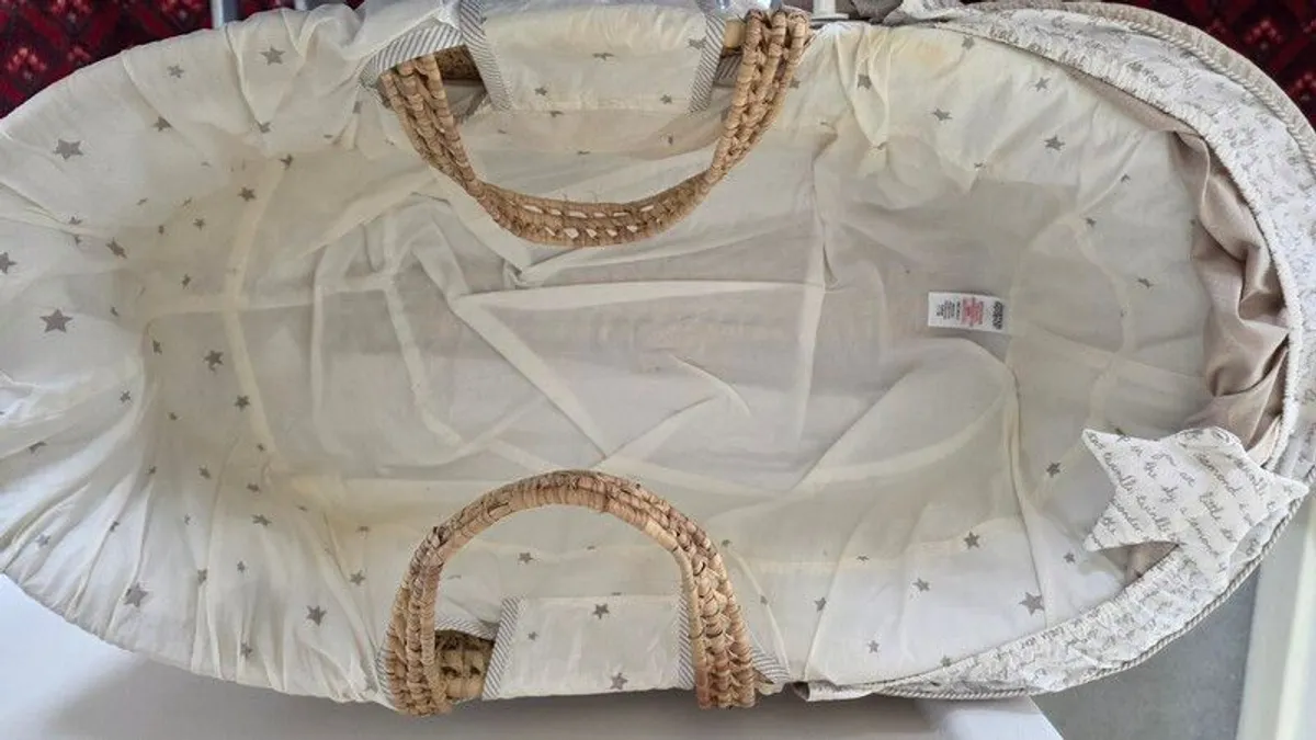 Moses basket and stand - Image 2