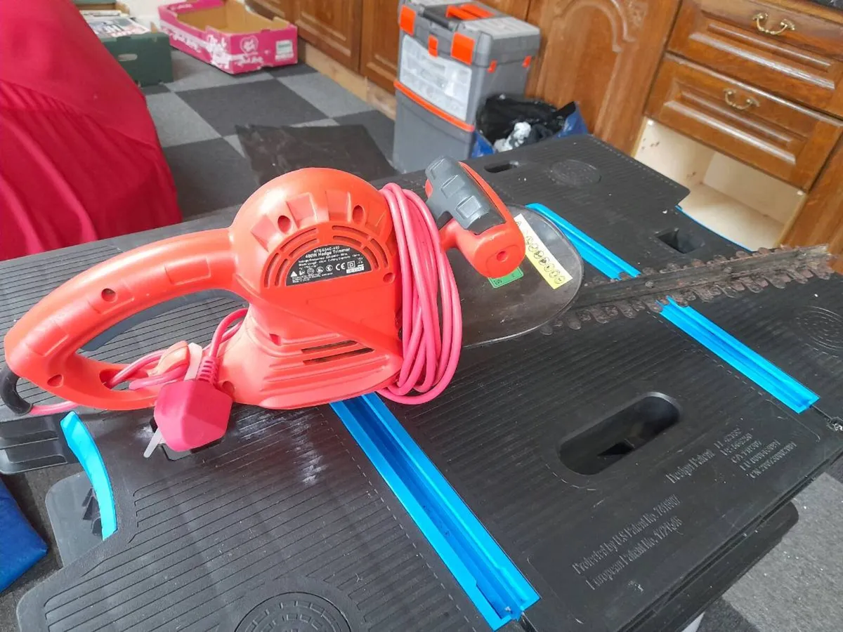 18" electric hedge trimmer - Image 1