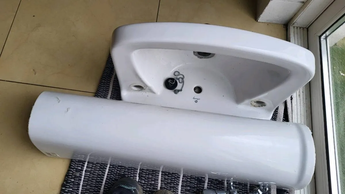 Sink, sink stand and faucet - Image 1