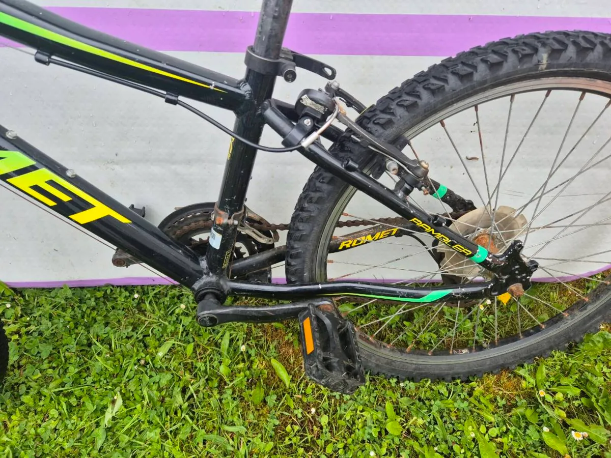 Boys 24inch bike - Image 3