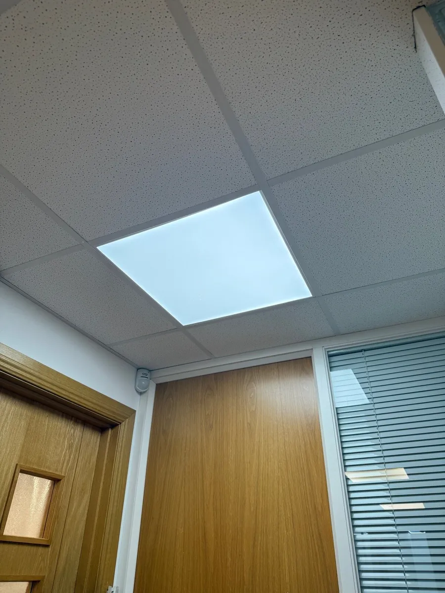 Ceiling light panel 595 x 595 x 32mm - Image 1