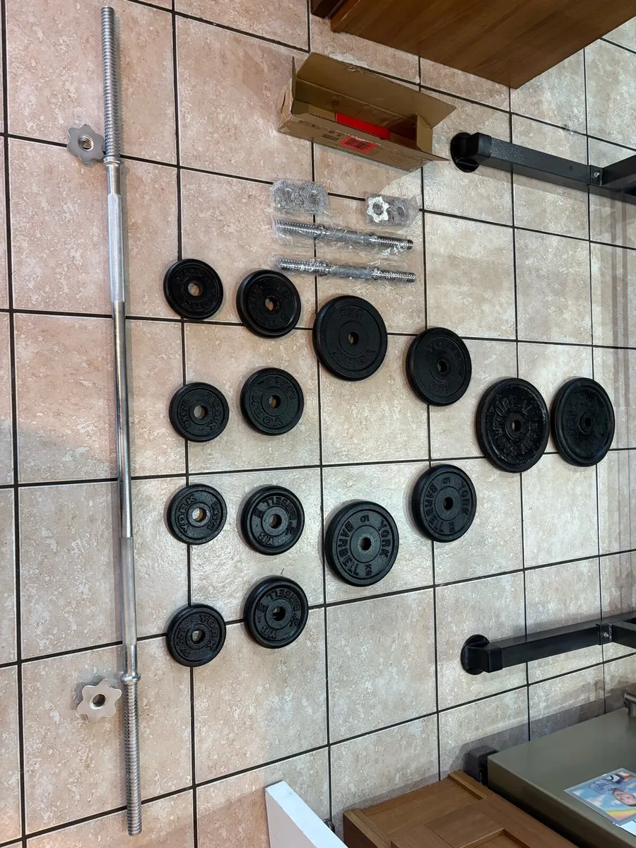NICE METAL GYM WEIGHT SET UP, SQUAT RACK,BENCH ETC - Image 2