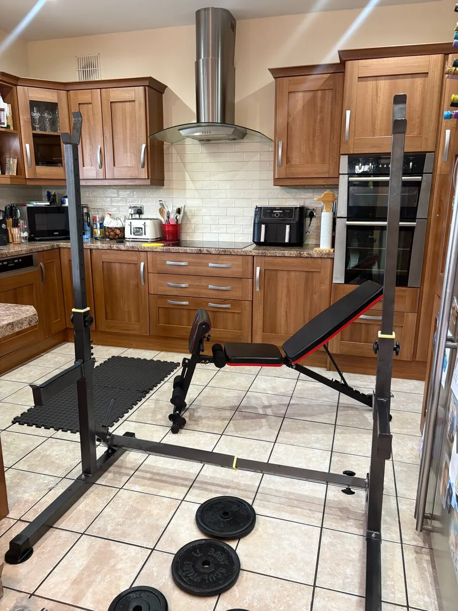 NICE METAL GYM WEIGHT SET UP, SQUAT RACK,BENCH ETC - Image 3