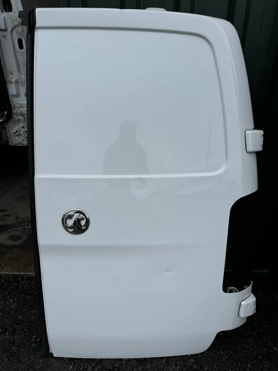 2021 Vivaro/Dispatch/ expert Rear doors - Image 2