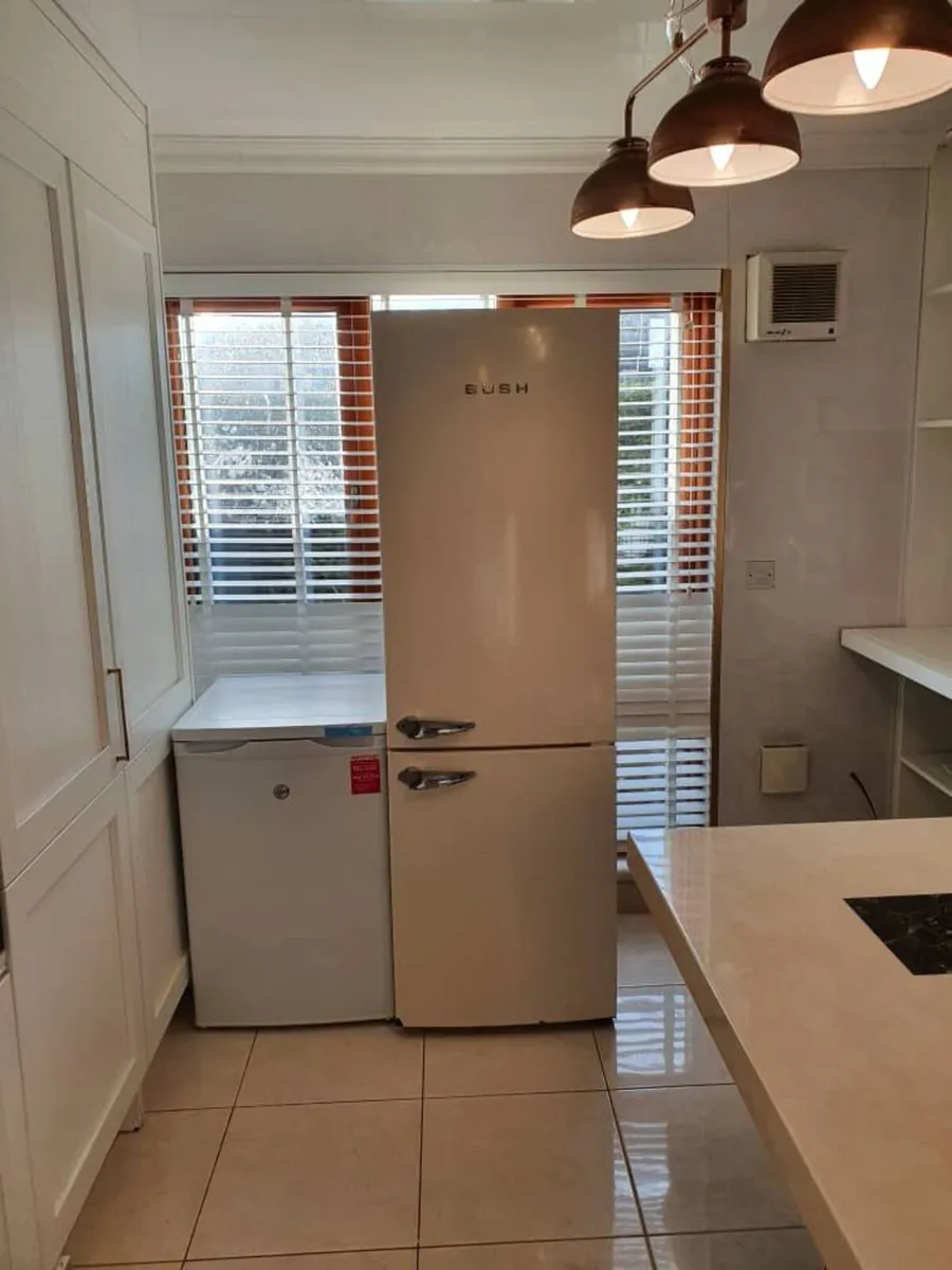 0871356516 RECTRO STYLE FRIDGE AND FREEZER - Image 1