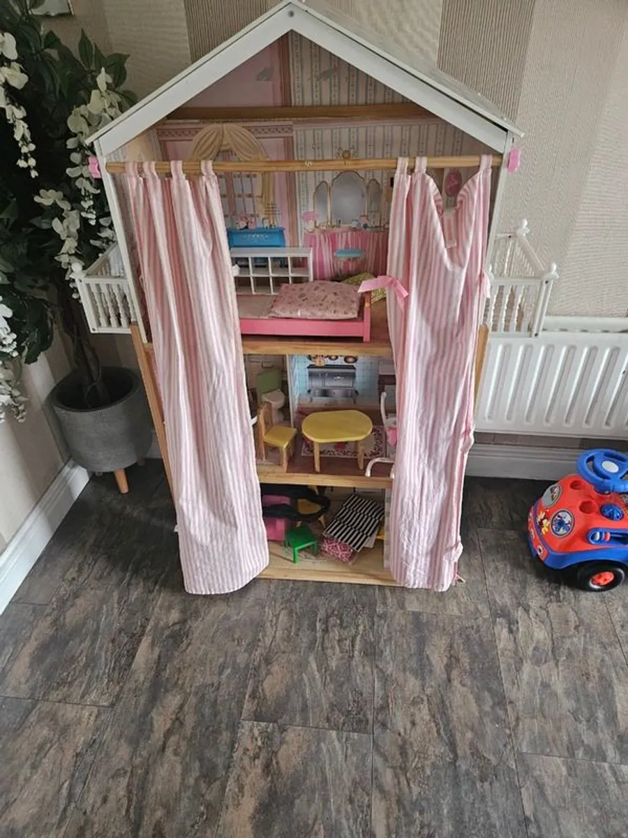 Large dolls house - Image 1