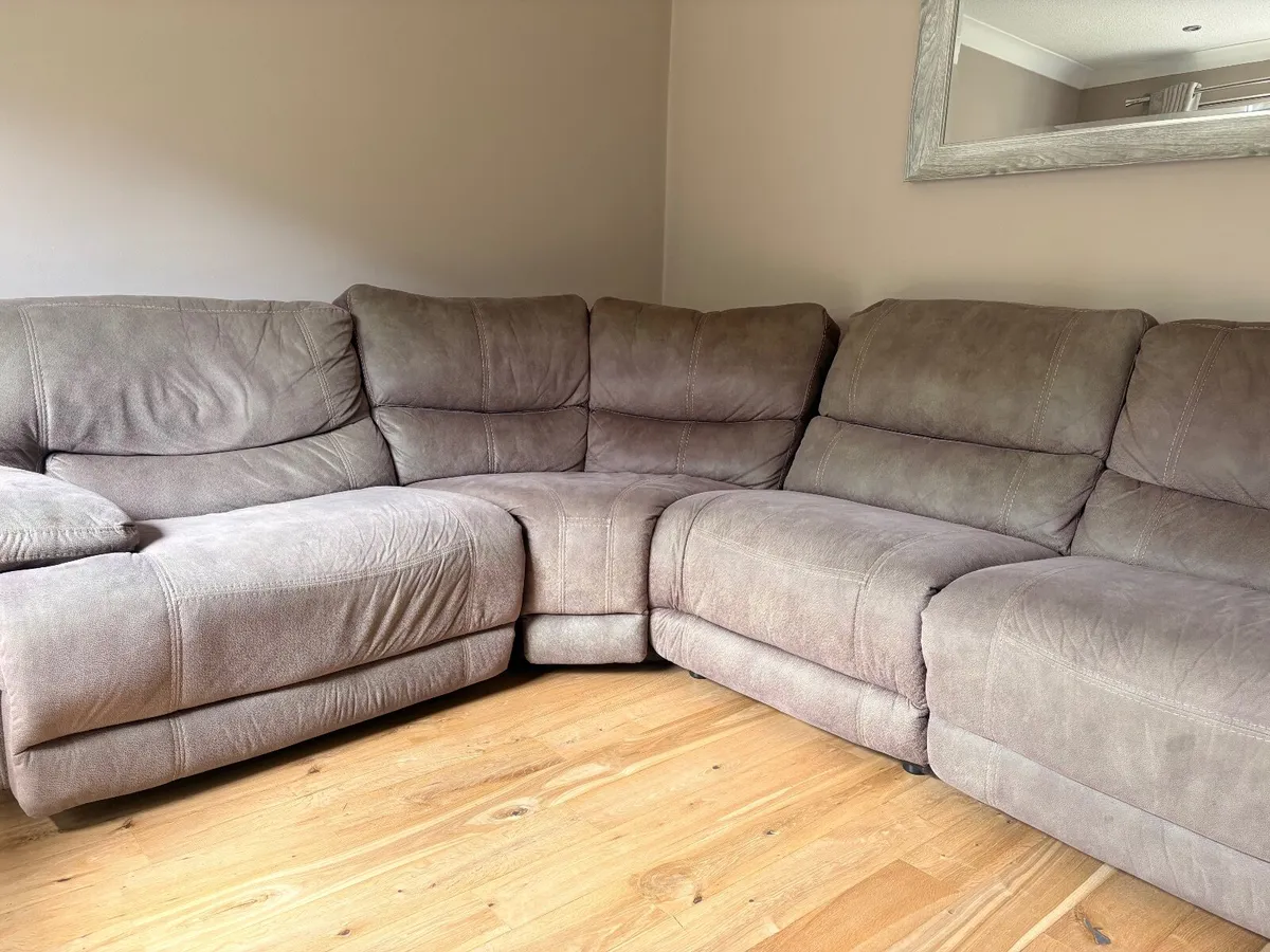Corner 4 seater sofa with 2 recliners - Image 1