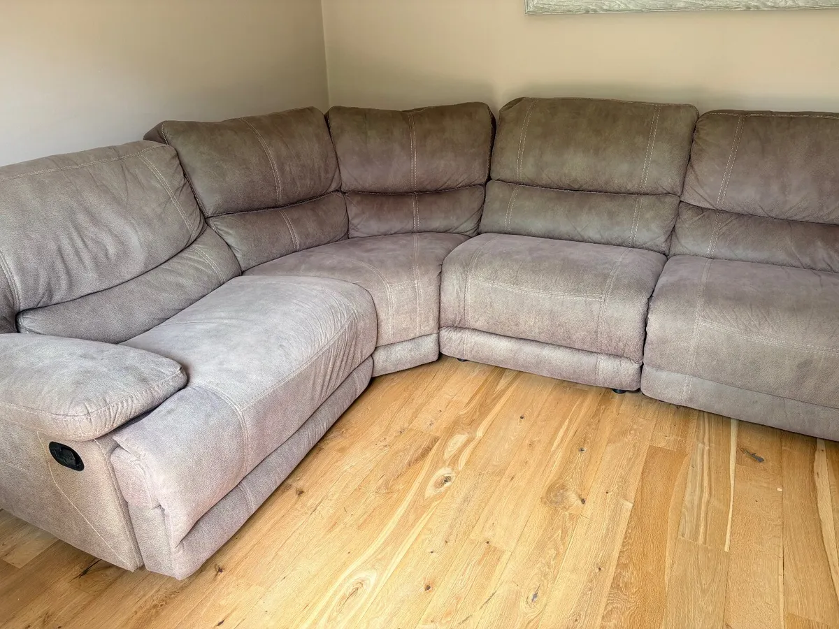 Corner 4 seater sofa with 2 recliners - Image 2