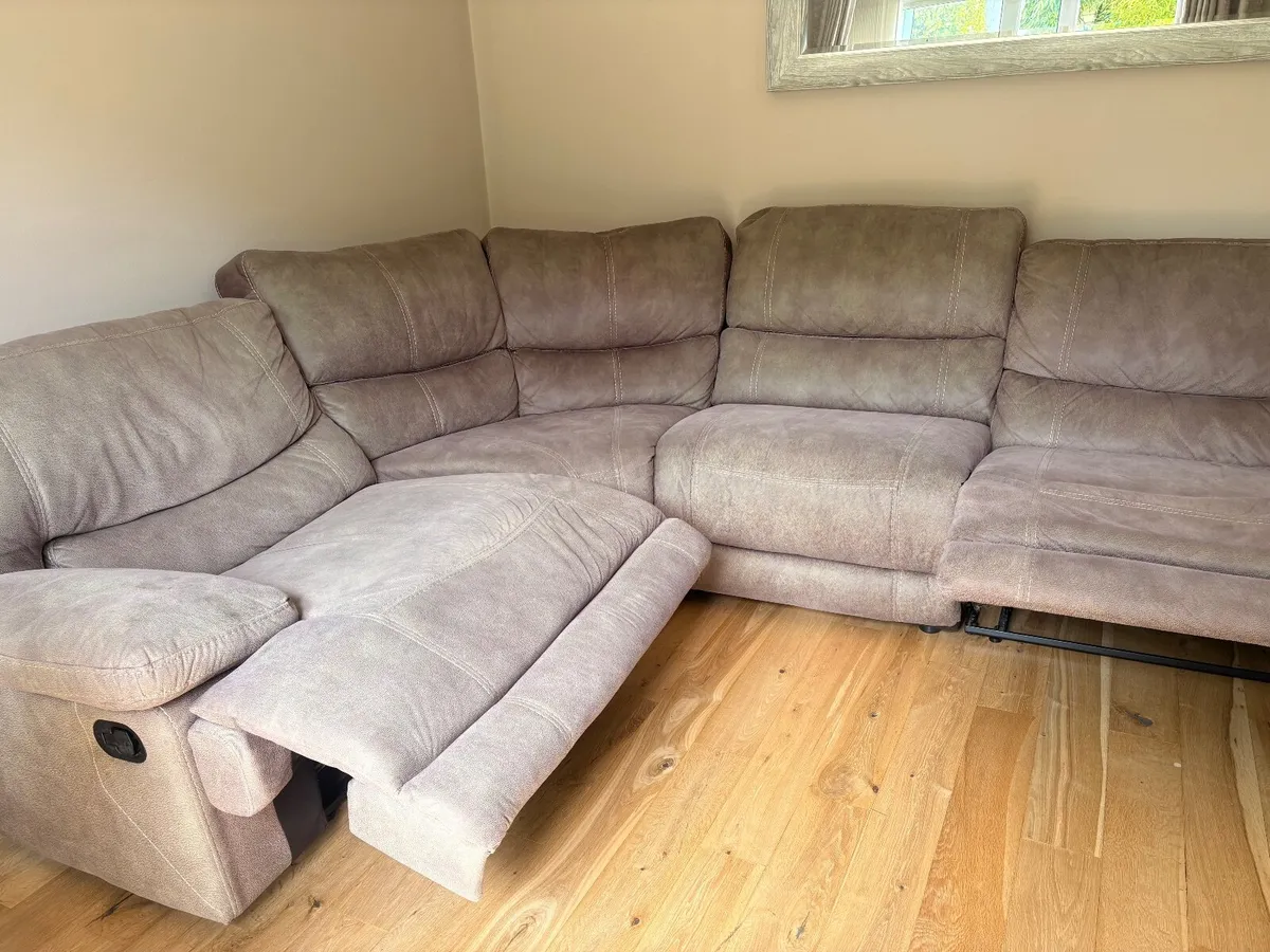 Corner 4 seater sofa with 2 recliners - Image 3