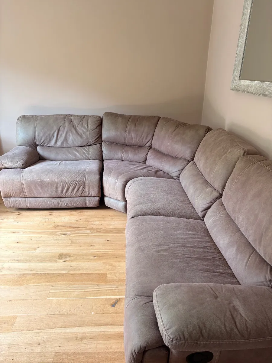 Corner 4 seater sofa with 2 recliners - Image 4