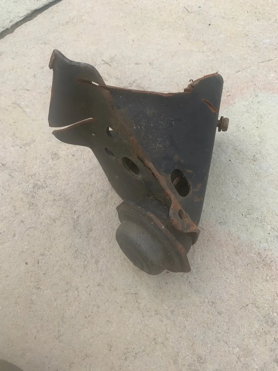 Bump Stop Mountings and Rubbers Toyota Landcruiser - Image 2