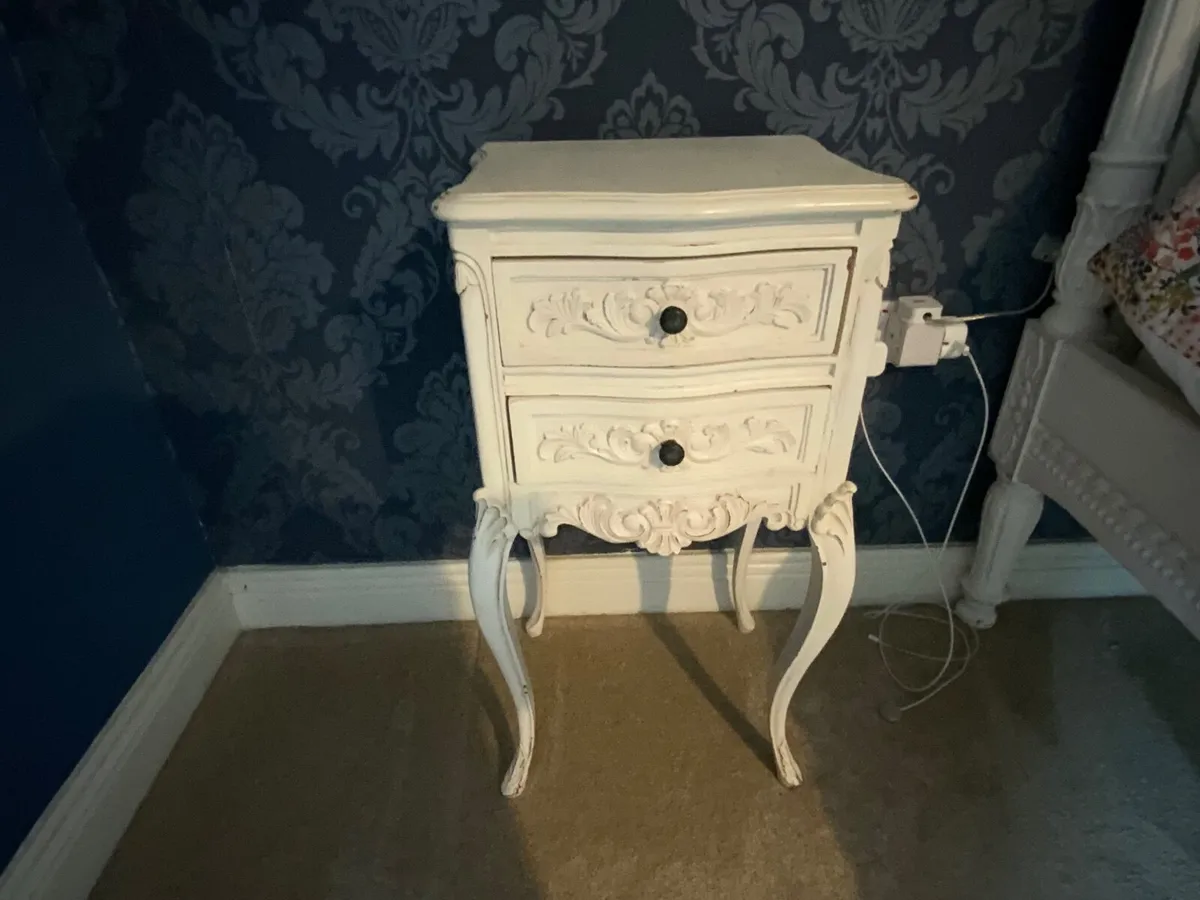 French Style Shabby Chic 5” Bed + 2 bedside locker - Image 3