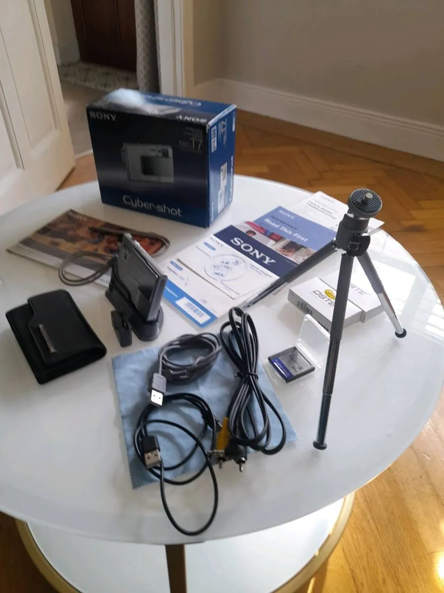 Sony Cyber-Shot DSCT7 - Image 1