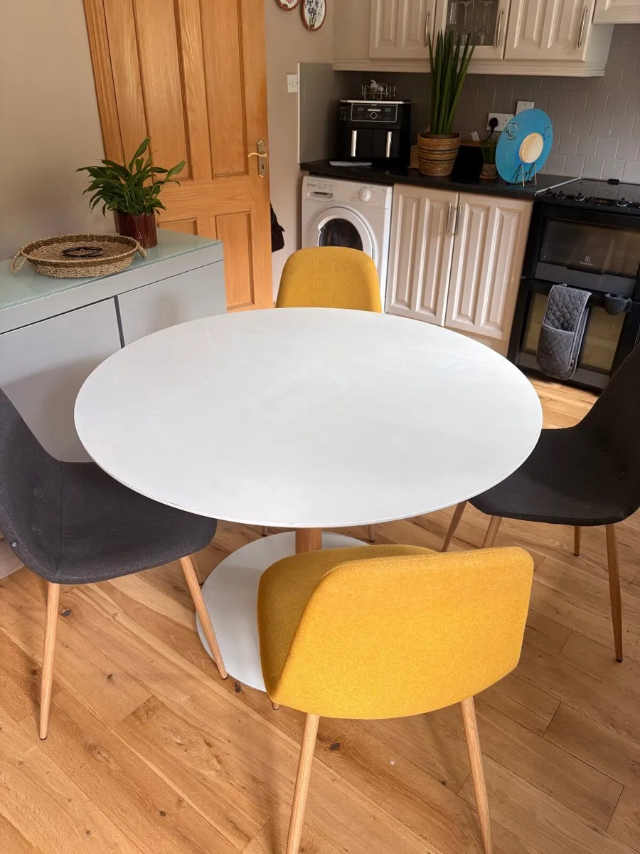Round white dining table and 4 chairs - Image 1