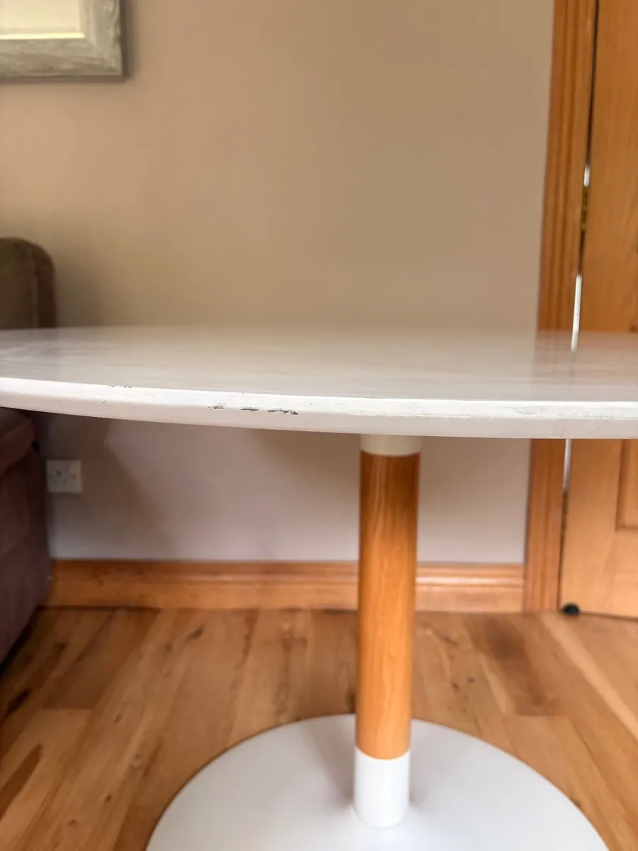 Round white dining table and 4 chairs - Image 3