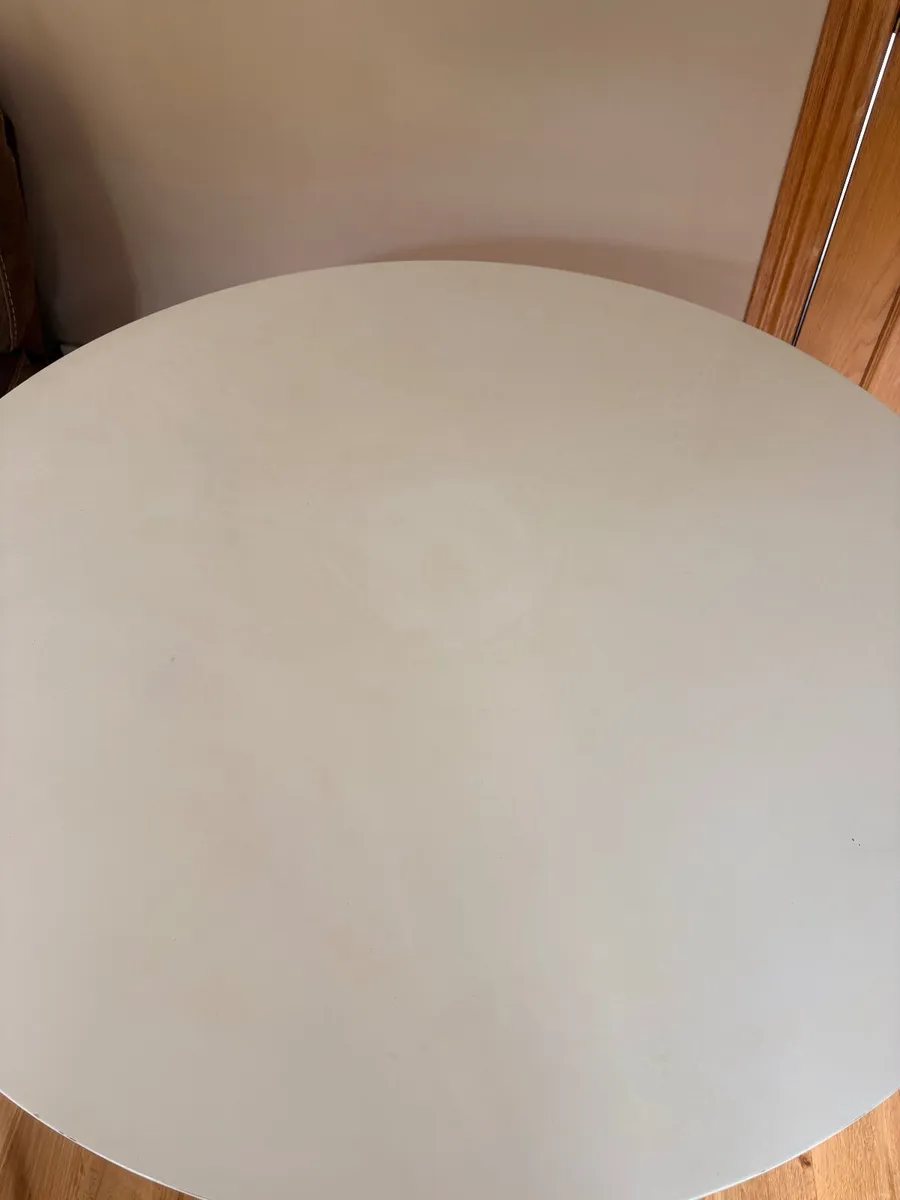 Round white dining table and 4 chairs - Image 4