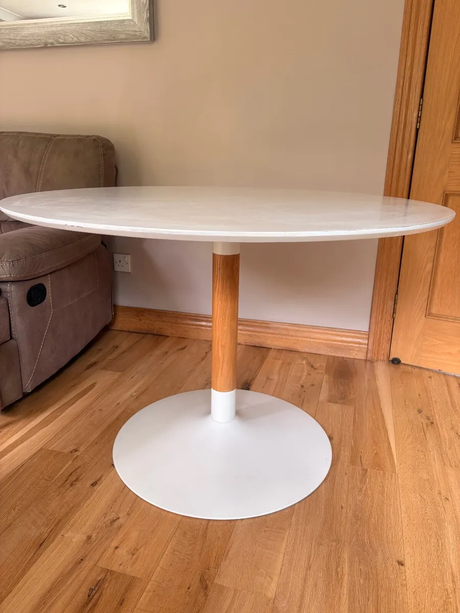 Round white dining table and 4 chairs - Image 2
