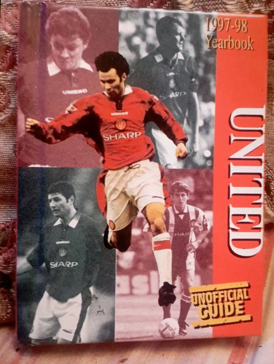 MANCHESTER  UNITED POCKET SIZE MEMORABILIA - Image 1
