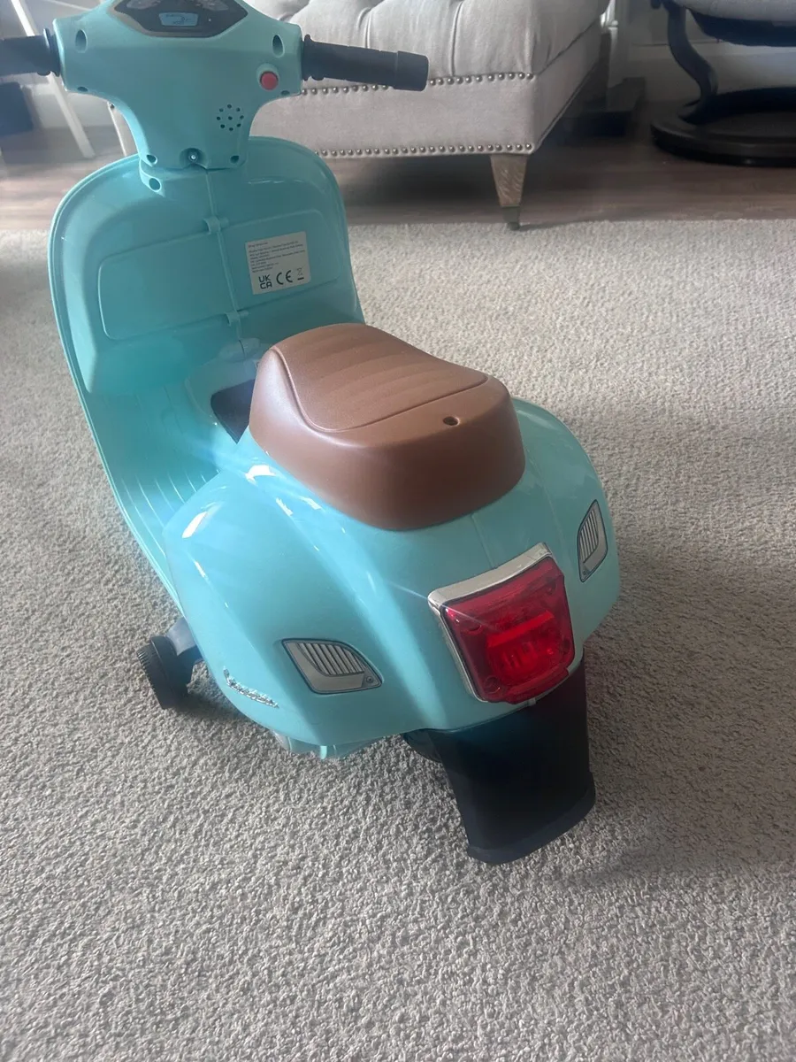 Toy electric Vespa motorcycle - Image 4
