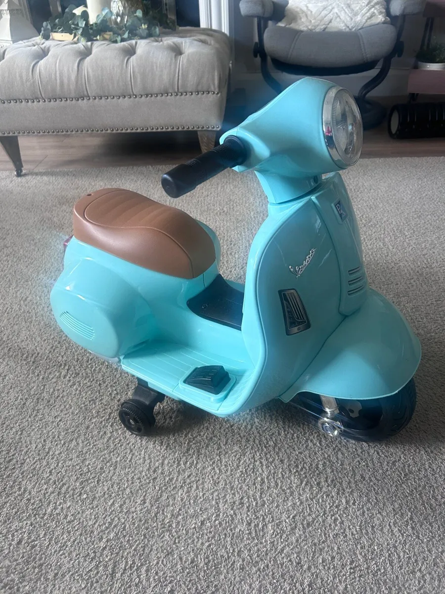 Toy electric Vespa motorcycle - Image 1
