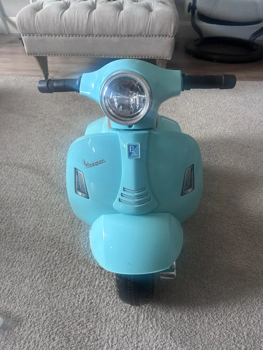 Toy electric Vespa motorcycle - Image 2