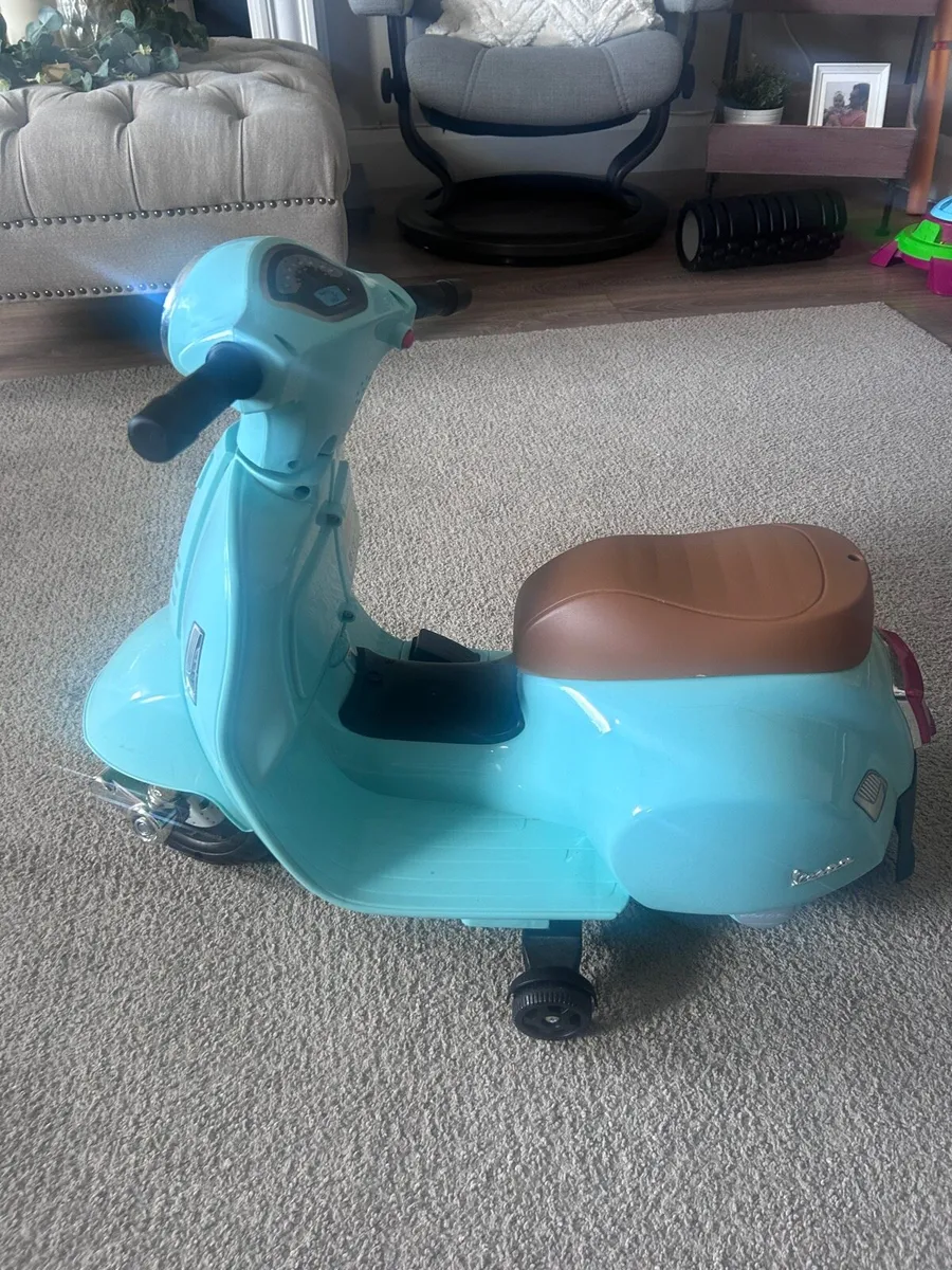 Toy electric Vespa motorcycle - Image 3
