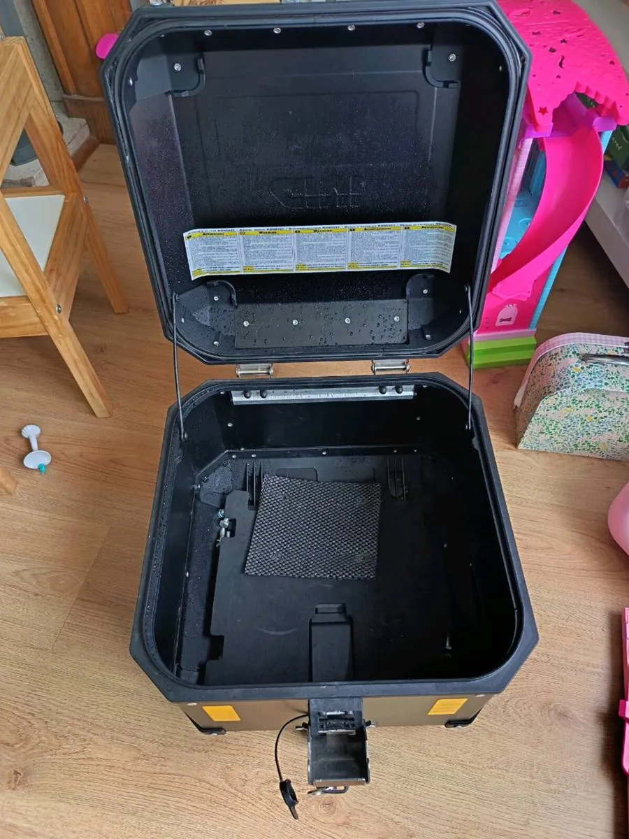 Givi 42L - Image 4