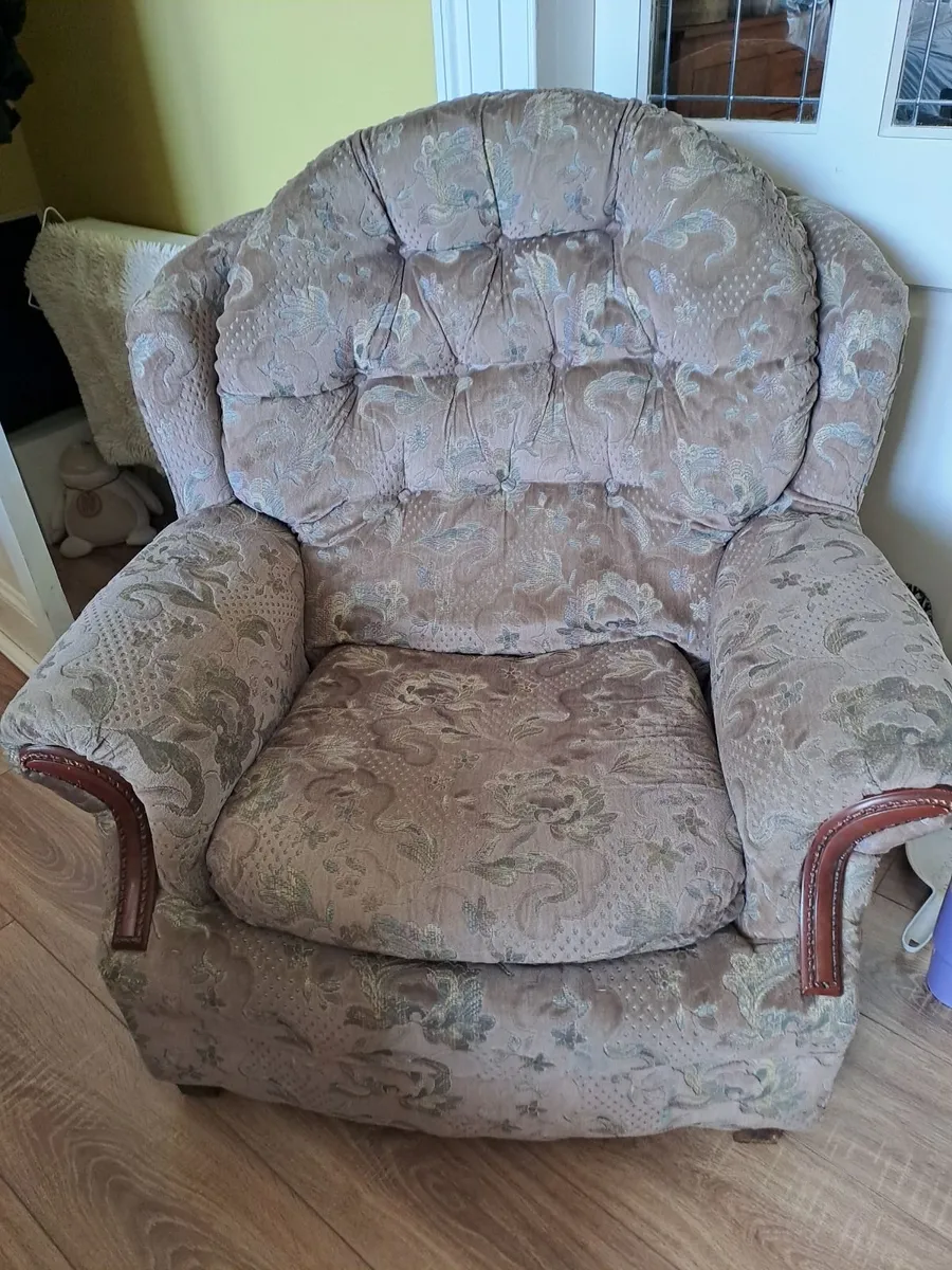 Free, sofa + two armchairs - Image 2