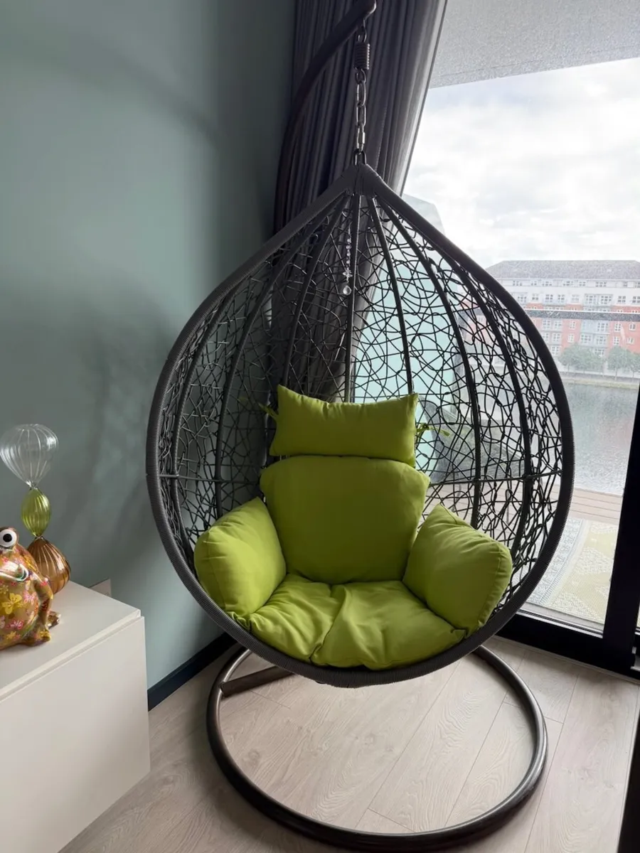 Hanging egg swing chair with freestanding base - Image 1