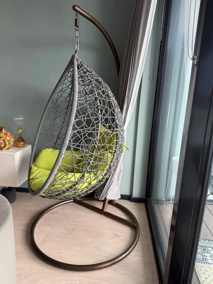 Hanging egg swing chair with freestanding base - Image 2