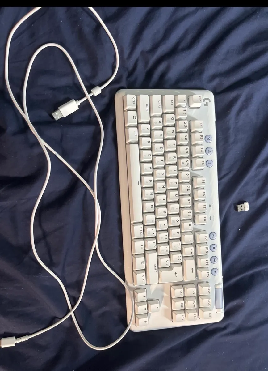 keyboard, mouse , headphones , case, iPhone 8 - Image 1