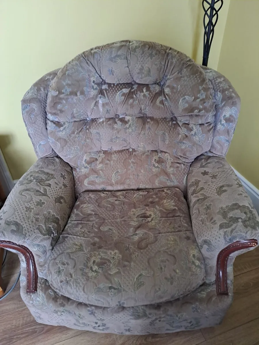 Free, sofa + two armchairs - Image 3