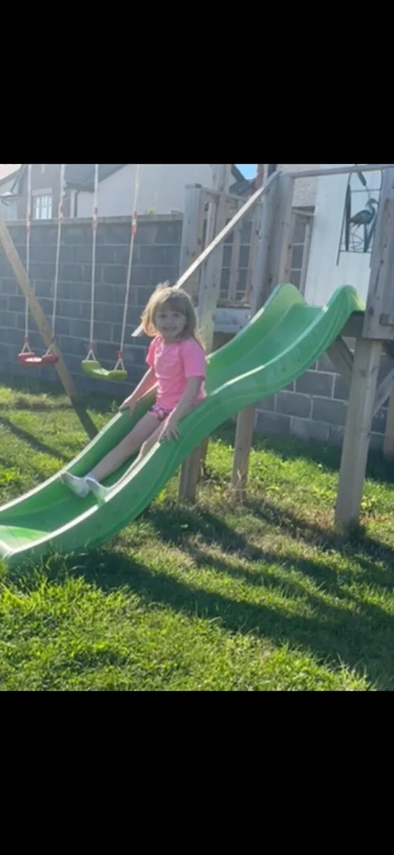 Playhouse and swing set - Image 1