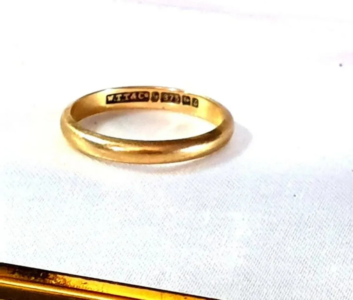 Vintage 9ct Gold 'W.T. Allen & Co' Wedding Ring - Image 2