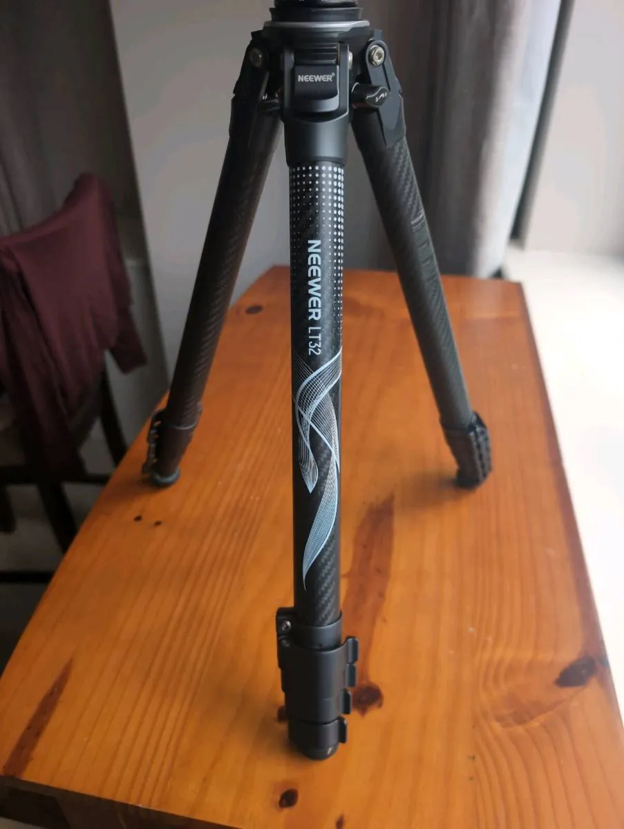 Neewer Carbon Fiber Tripod - Image 2