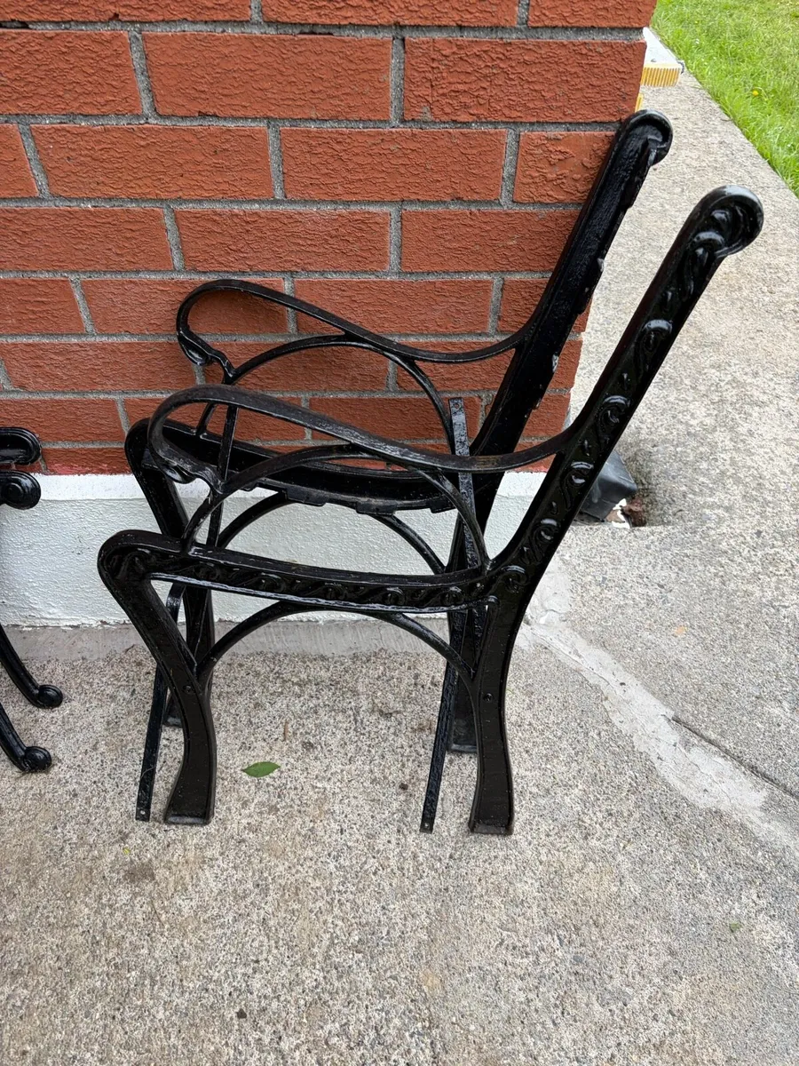 1 cast iron garden bench ends + 1 small table base - Image 3