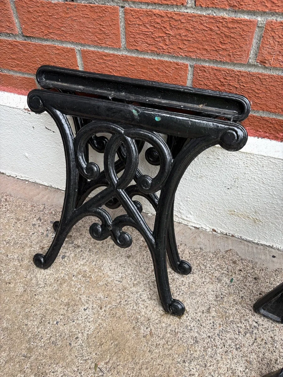 1 cast iron garden bench ends + 1 small table base - Image 4