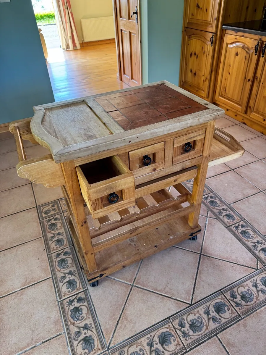 Chaise longue. Leather sofa. Butchers block. - Image 1