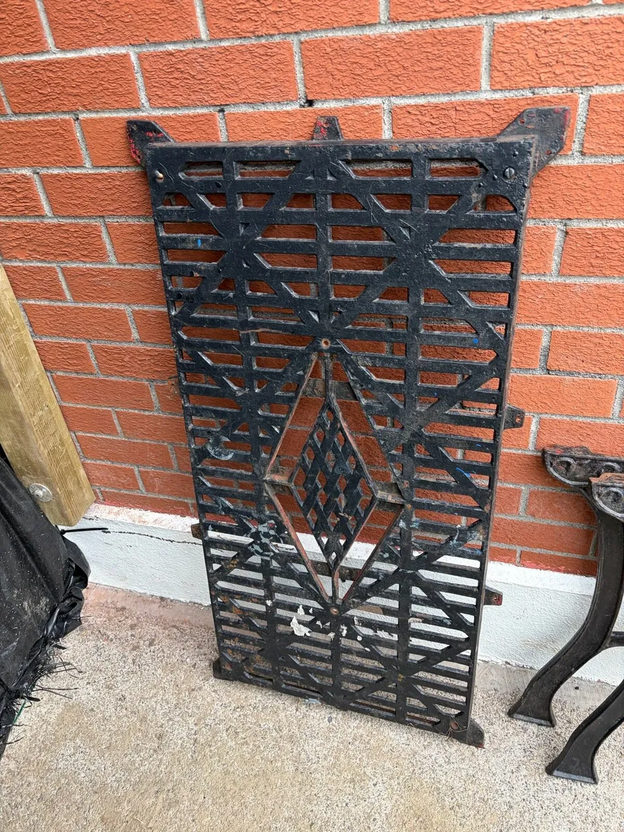 heavy cast iron garden table - Image 4