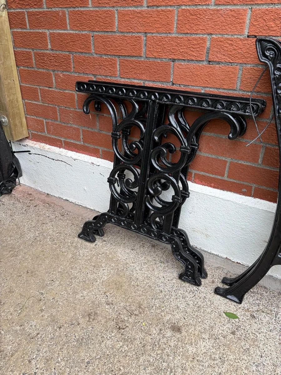 1 cast iron table + 1 cast iron bench ends - Image 2