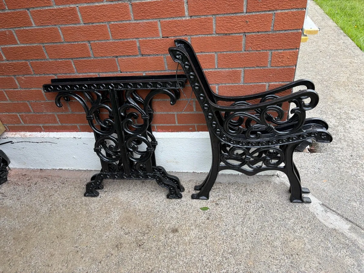 1 cast iron table + 1 cast iron bench ends - Image 1