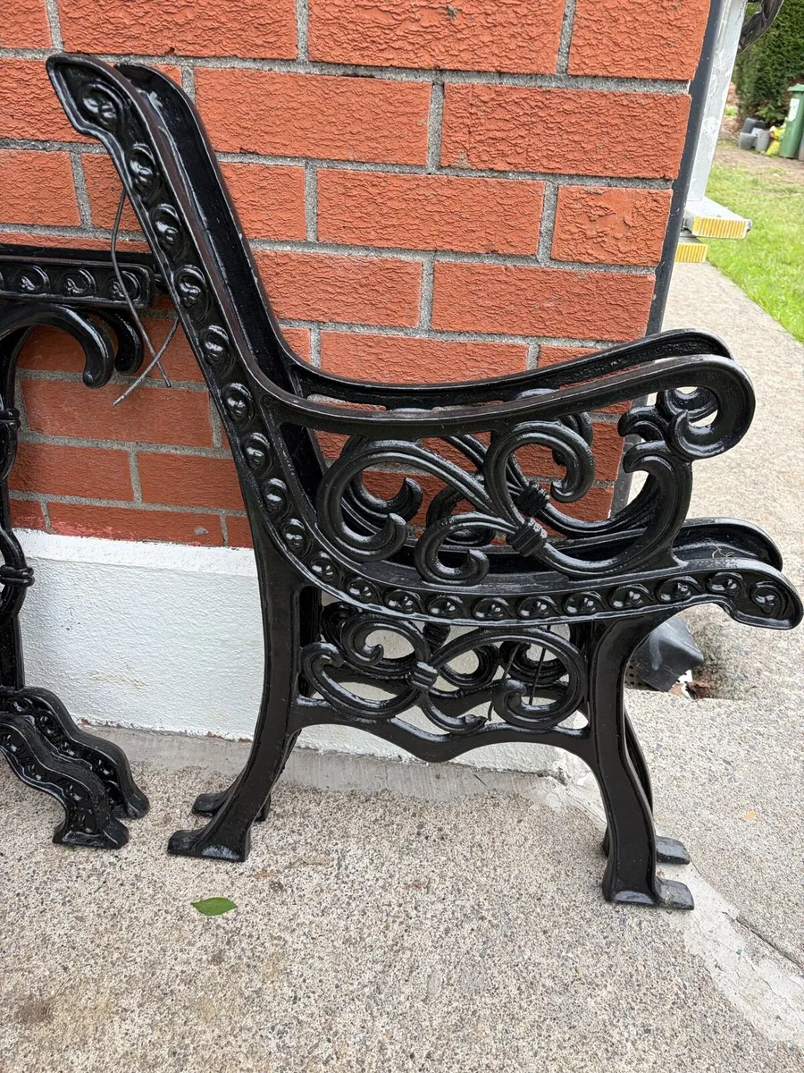 1 cast iron table + 1 cast iron bench ends - Image 3