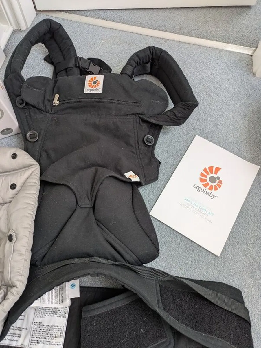 Ergobaby Baby Carrier with Newborn Infant Insert - Image 2